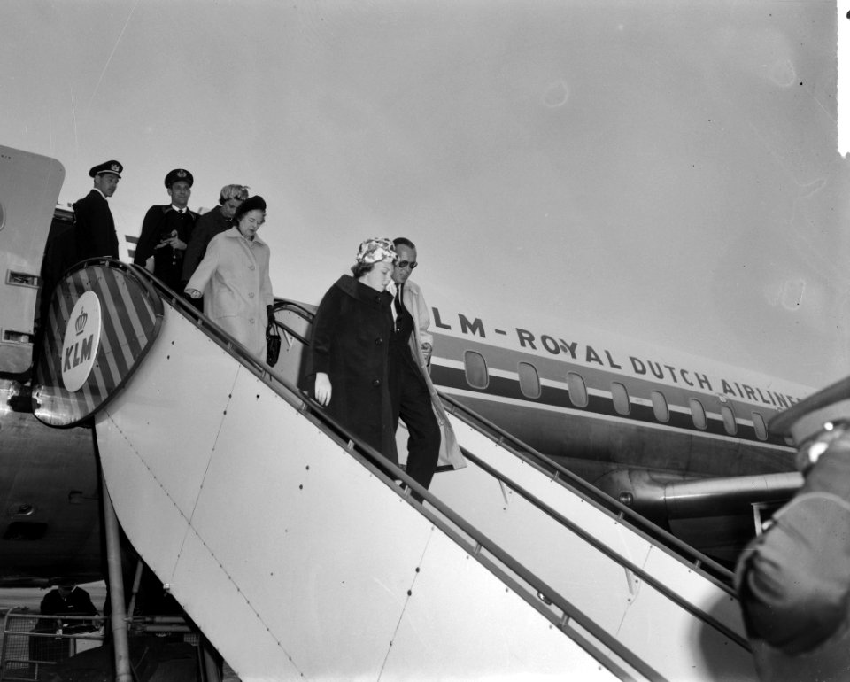 Prinses Beatrix en Prins Bernhard terug uit Amerika Prinses Beatrix en Prins Be, Bestanddeelnr 915-0985