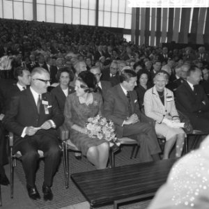 Prinses Beatrix en prins Claus, geflankeerd door dr. C.P.H. Teenstra(president R, Bestanddeelnr 918-2819