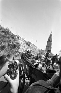 Prinses Beatrix en prins Claus tijdens de rijtoer door de stad, Bestanddeelnr 927-9523