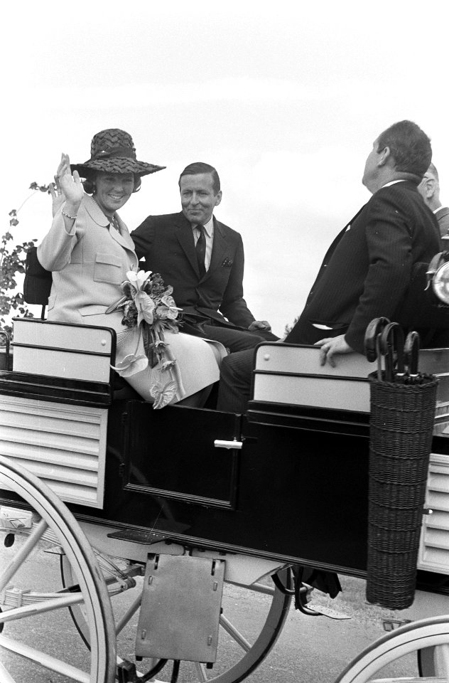 Prinses Beatrix en prins Claus in een Betuws rijtuig, Bestanddeelnr 922-5687
