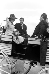 Prinses Beatrix en prins Claus in een Betuws rijtuig, Bestanddeelnr 922-5687