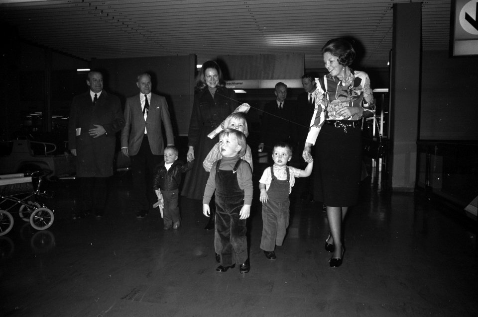 Prinses Beatrix met haar drie kinderen en Prinses Irene met haar zoon op Schipho, Bestanddeelnr 925-3987