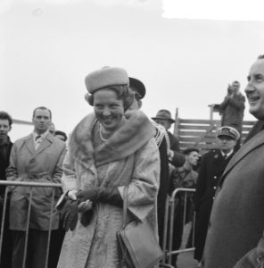 Prinses Beatrix naar Japan De Prinses op weg naar het vliegtuig, Bestanddeelnr 914-9904