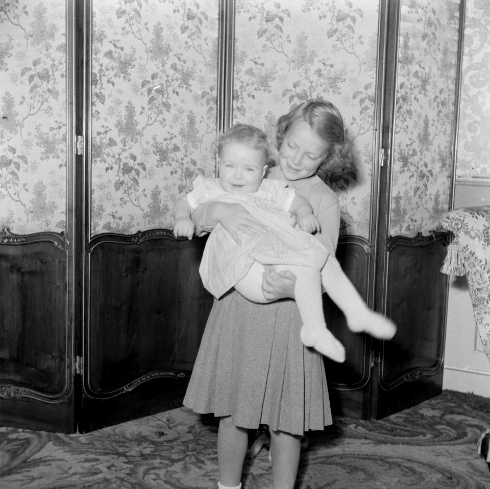 Prinses Beatrix met prinses Christina in haar armen, Bestanddeelnr 255-7517