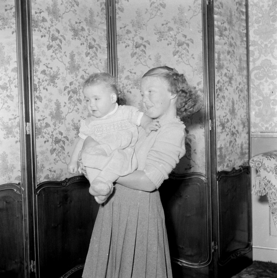 Prinses Beatrix met prinses Christina in haar armen, Bestanddeelnr 255-7518