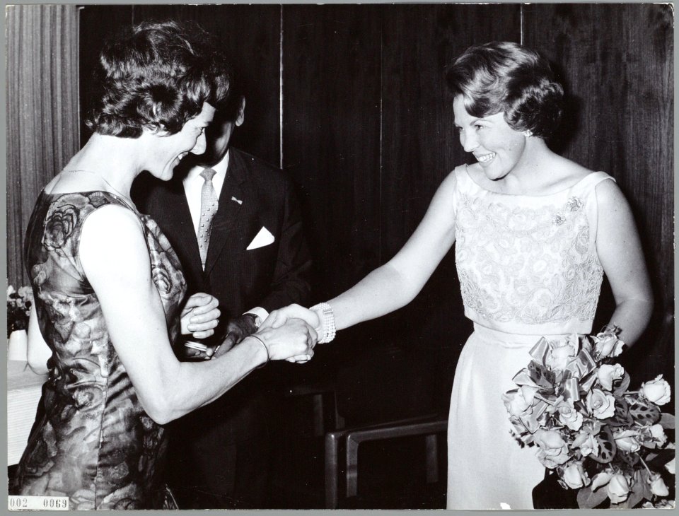 Prinses Beatrix met hardloopster Gerda Kraan tijdens een receptie, Bestanddeelnr 002-0069