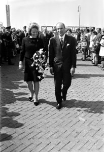 Prinses Beatrix en prins Claus in Dronten bij congres M 68 . Aankomst prinses Be, Bestanddeelnr 921-2064