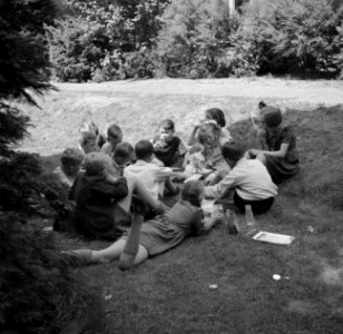 Prinses Beatrix met andere leerlingen eten boterhammen in de tuin, Bestanddeelnr 255-7385