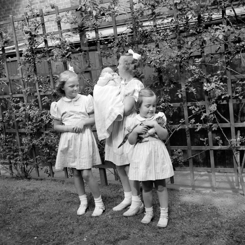 Prinses Beatrix met prinses Christina in haar armen, prinses Irene en prinses Ma, Bestanddeelnr 255-7441