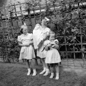 Prinses Beatrix met prinses Christina in haar armen, prinses Irene en prinses Ma, Bestanddeelnr 255-7441