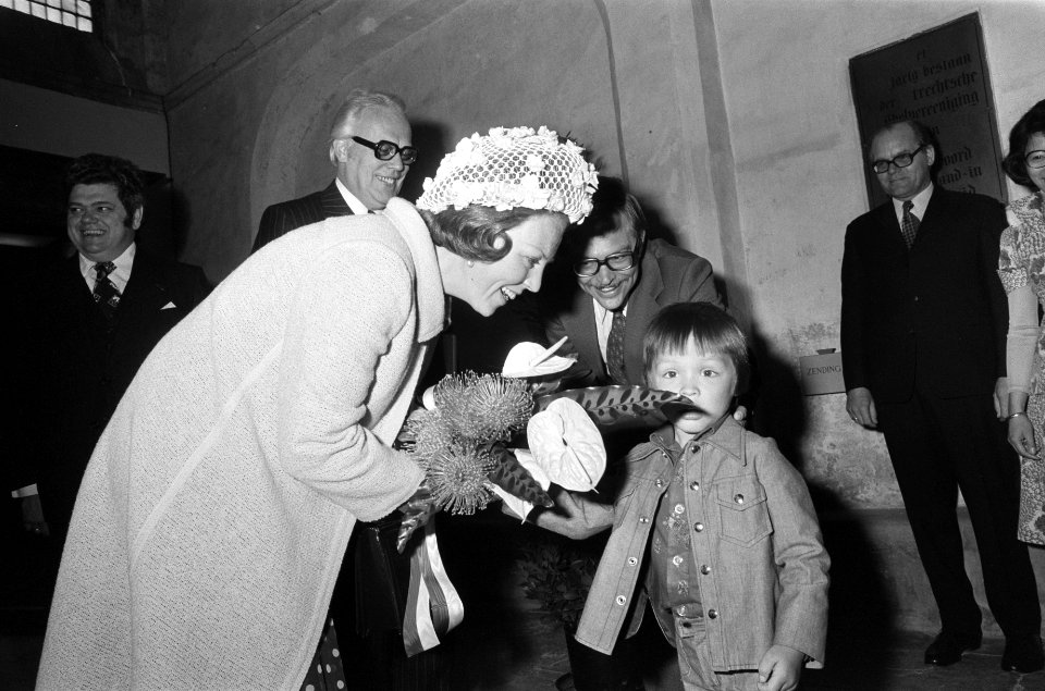 Prinses Beatrix neemt bloemen in ontvangst, Bestanddeelnr 927-9263
