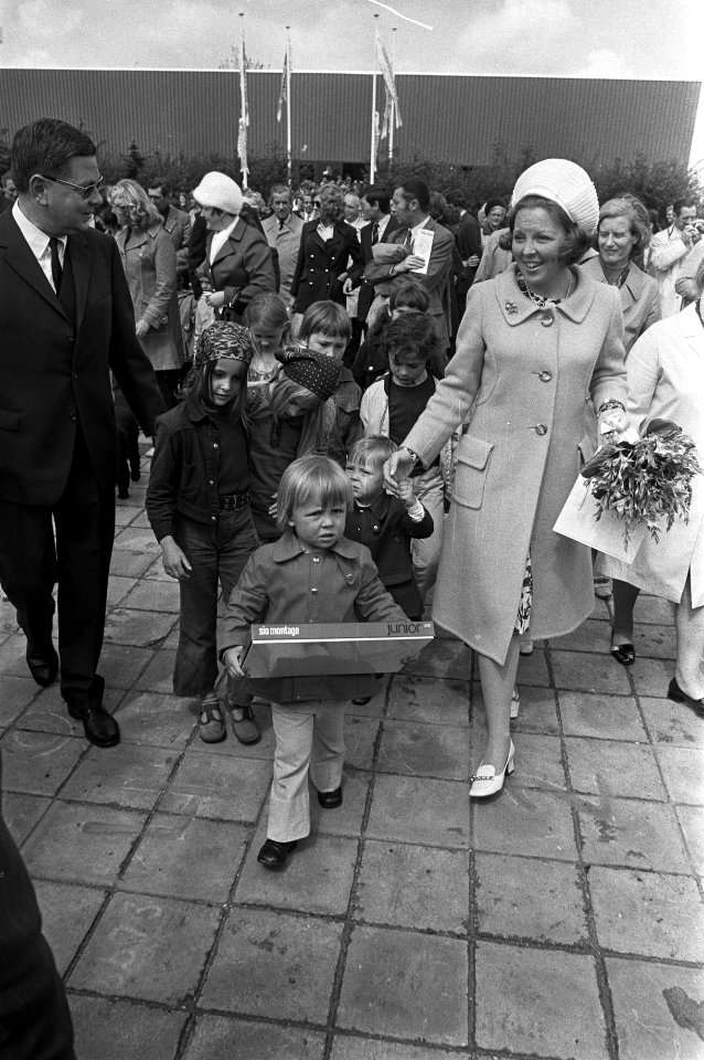 Prinses Beatrix met de prinsen Johan-Friso (voor) en Constantijn, Bestanddeelnr 925-6367