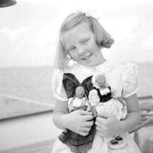 Prinses Beatrix met twee poppen in Franse klederdracht in haar armen, Bestanddeelnr 255-7574