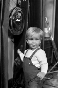 Prinses Beatrix en Prins Claus bieden huwelijkscadeau aan mr. Lim A Po minister , Bestanddeelnr 921-9017