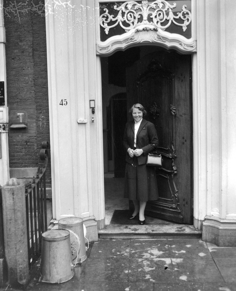 Prinses Beatrix neemt intrek op Rapenburg 45 Leiden, Bestanddeelnr 907-9799
