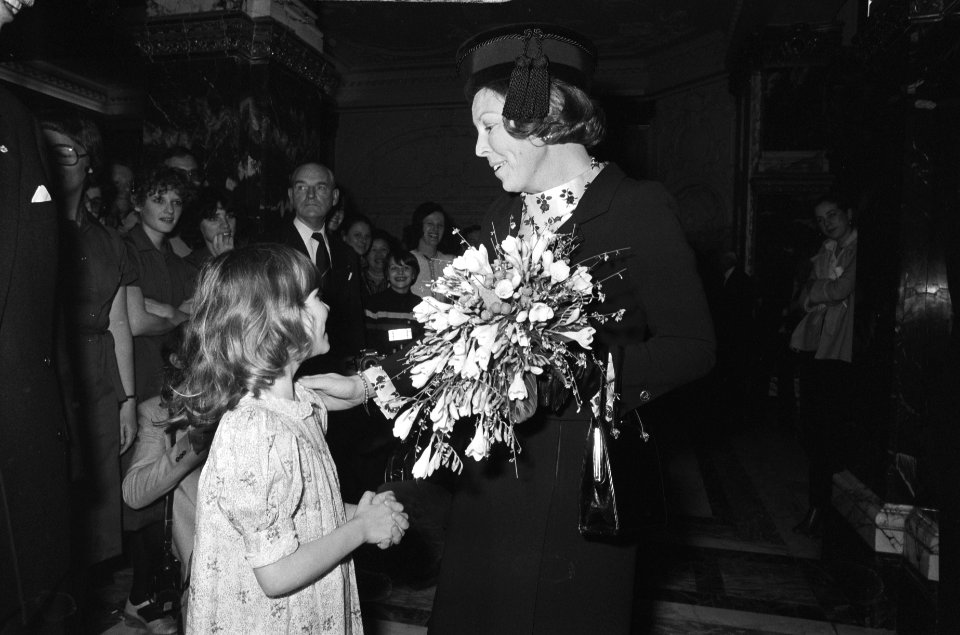 Prinses Beatrix neemt bloemen in ontvangst, Bestanddeelnr 930-1462