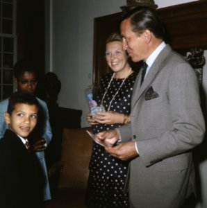 Prinses Beatrix en Prins Claus ontvangen 2 Surinaamse kinderen op Drakensteijn i, Bestanddeelnr 254-8561