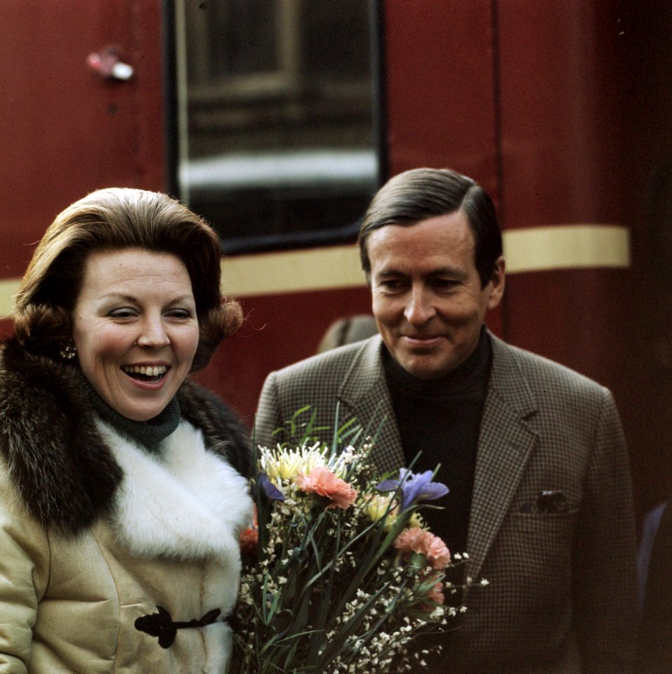 Prinses Beatrix en prins Claus bij een trein. Bij aankomst in Oostenrijk, Bestanddeelnr 254-9205