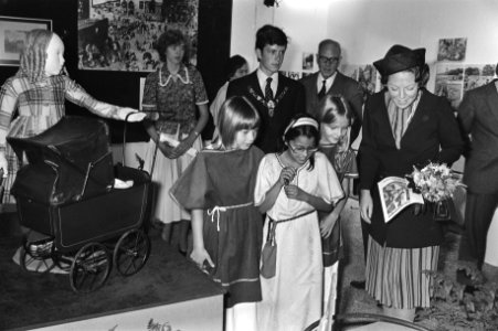 Prinses Beatrix met een groepje verklede kinderen, Bestanddeelnr 930-4292