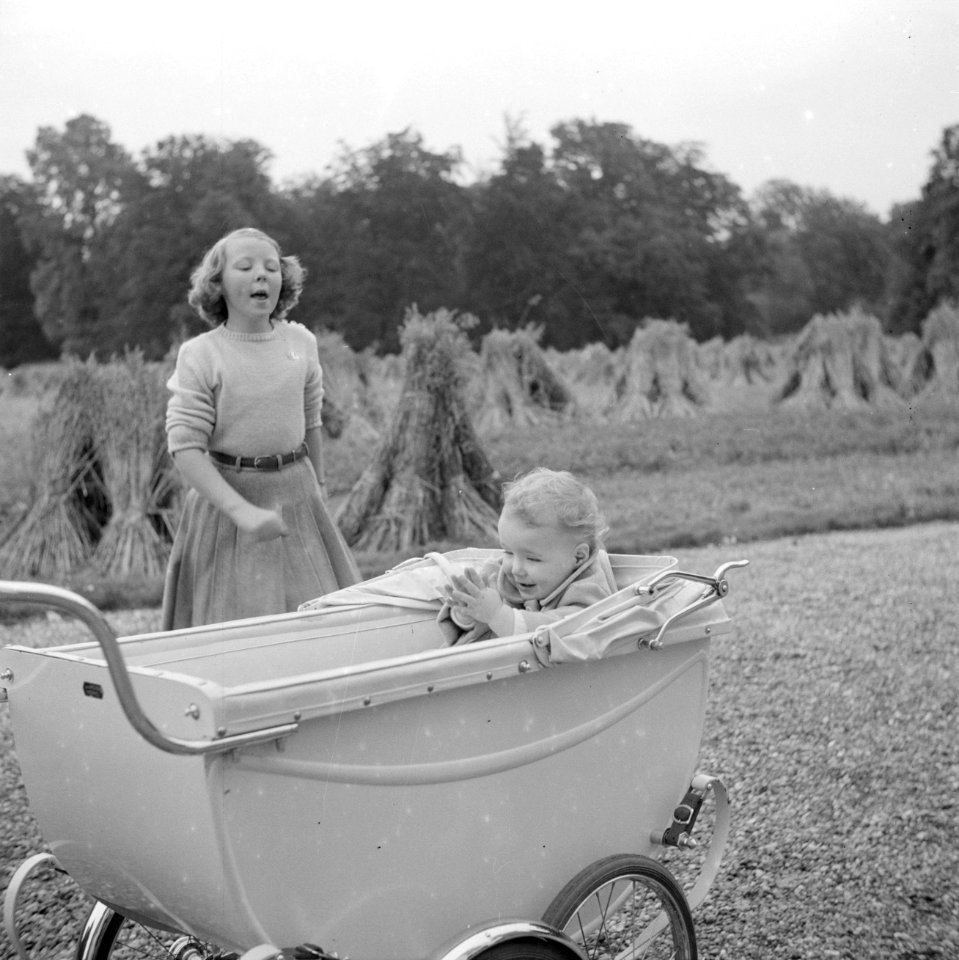 Prinses Beatrix naast de kinderwagen met daarin prinses Christina, Bestanddeelnr 255-7521