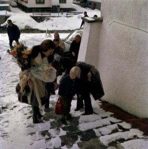 Prinses Beatrix met prins Willem-Alexander, waarschijnlijk in Lech, Bestanddeelnr 254-9207