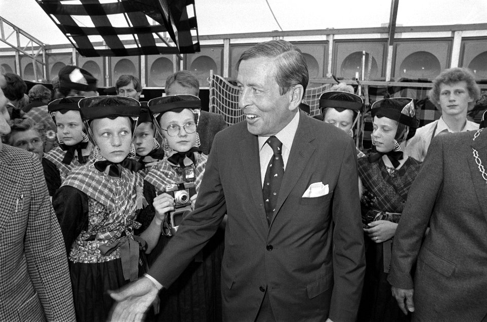 Prins Claus opent nieuwe gemeentehuis van Staphorst Prins Claus temidden van je, Bestanddeelnr 932-2030