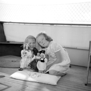 Prinses Beatrix en prinses Irene aan dek met poppen in Franse klederdracht in hu, Bestanddeelnr 255-7586