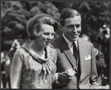 Prinses Beatrix met haar verloofde, Claus von Amsberg, in de paleistuin van Pale, Bestanddeelnr 021-0479