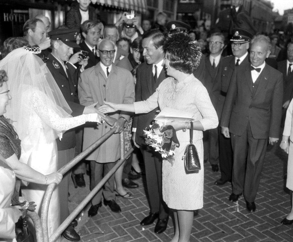 Prinses Beatrix en prins Claus brachten bezoek aan Bre da prinses Beatrix geeft , Bestanddeelnr 919-1801