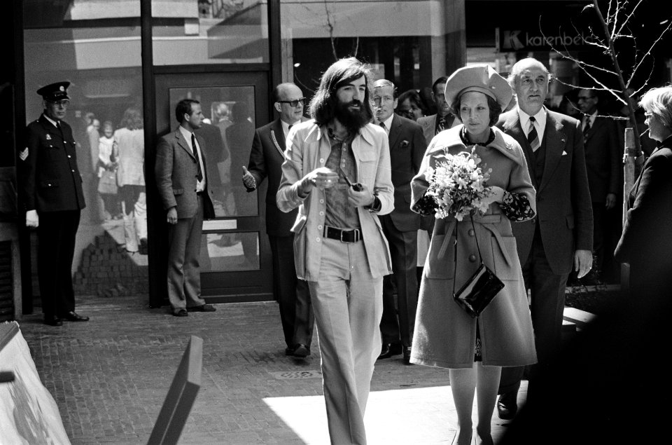 Prinses Beatrix met wethouder Max van den Berg, achter hen prins Claus, Bestanddeelnr 927-9525