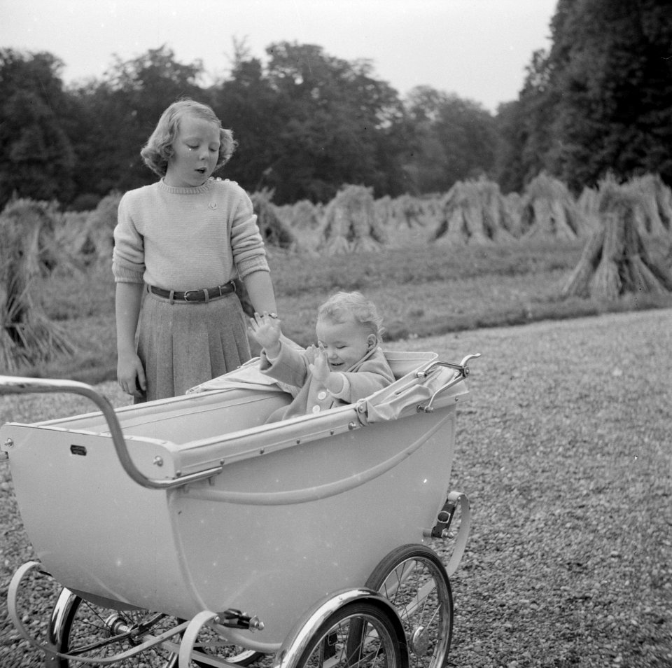 Prinses Beatrix met prinses Christina in een kinderwagen in het park van het pal, Bestanddeelnr 255-7525