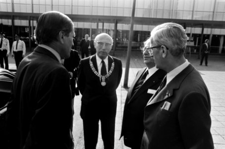 Prins Claus met in het midden burgemeester Samkalden en geheel rechts de heer As, Bestanddeelnr 927-9374