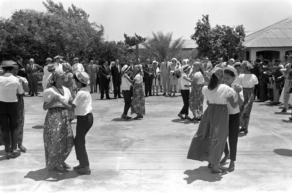 Prinses Beatrix en prins Claus bezoeken Nederlandse Antillen, Imeldahof, Bestanddeelnr 919-4054