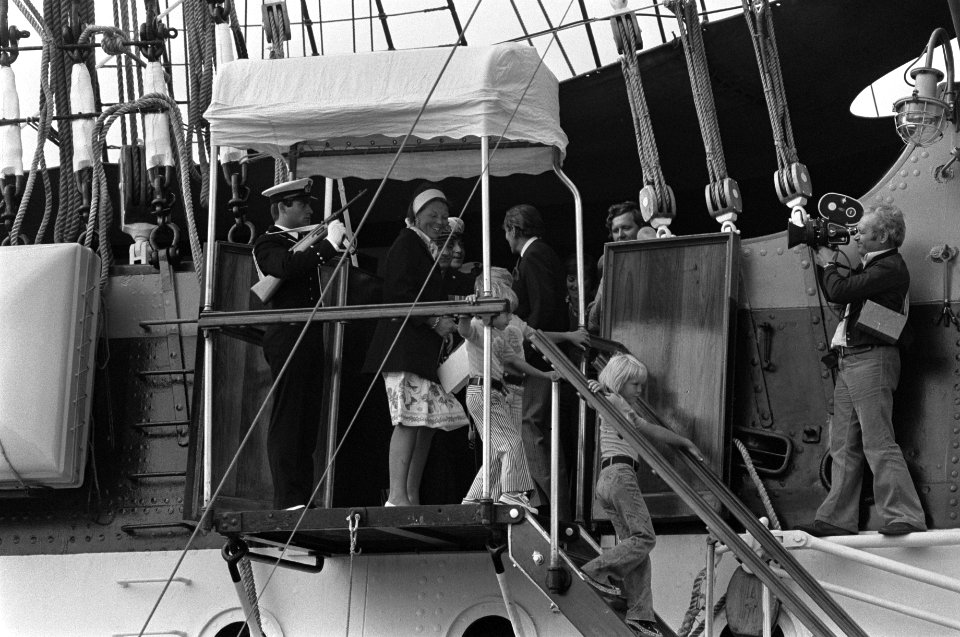Prinses Beatrix met gezin op een van de schepen, Bestanddeelnr 928-1052