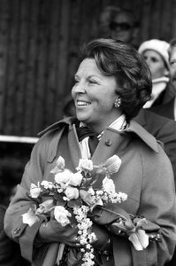 Prinses Beatrix met bloemen, Bestanddeelnr 930-4438