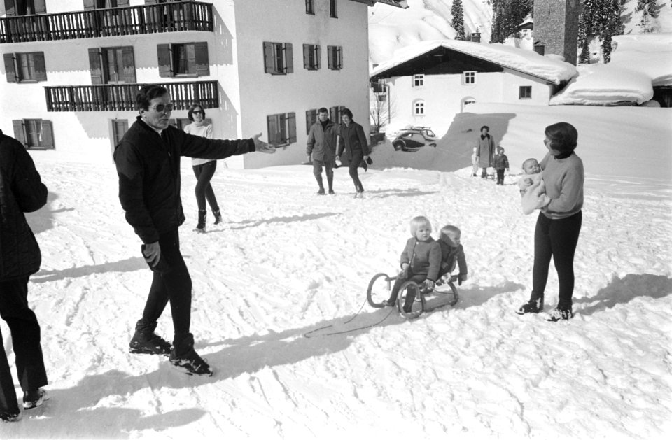 Prinses Beatrix en prins Claus met de drie kinderen op wintersport in Lech (Oost, Bestanddeelnr 923-3426