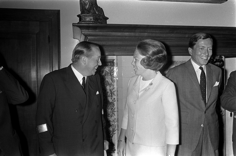 Prinses Beatrix en prins Claus met vertegenwoordigers van de verschillende veren, Bestanddeelnr 920-4792