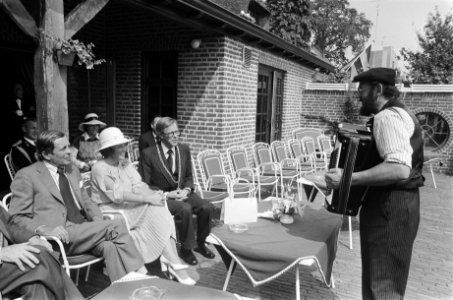 Prinses Beatrix en Prins Claus bezoeken Noord Brabant Bladel restaurant De Hofs, Bestanddeelnr 929-8688