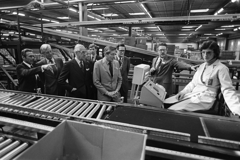 Prins Claus heeft officiele opening verricht van nieuwe Centrale Magazijn van Te, Bestanddeelnr 931-0711