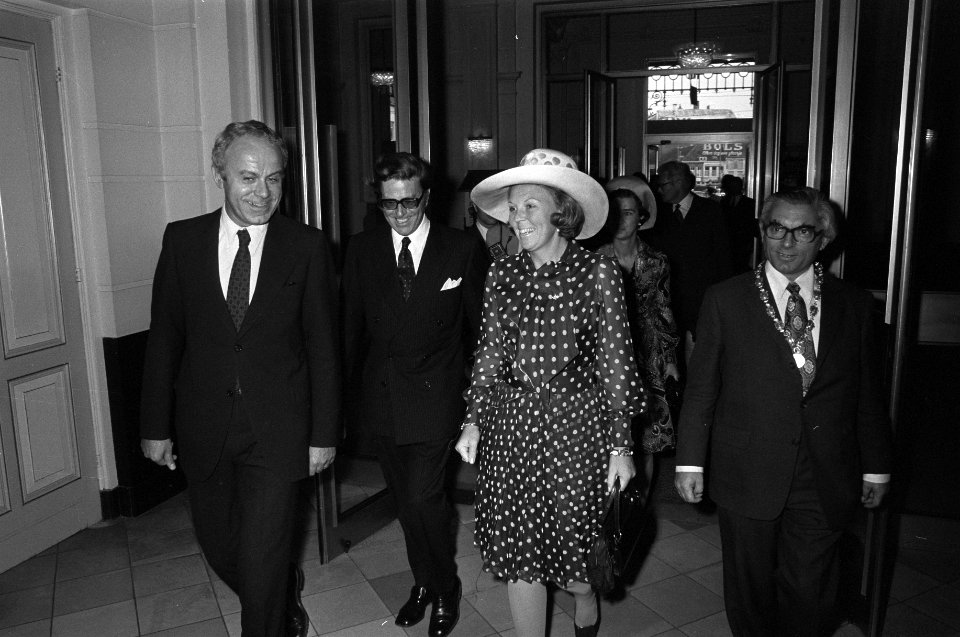 Prinses Beatrix krijgt eerste LP van Albert Vogel met voordrachten uit werk van , Bestanddeelnr 925-8941