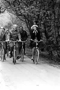 Prinses Beatrix en Prins Claus bezoeken Schouwen Duiveland Prinses Beatrix en , Bestanddeelnr 929-7108