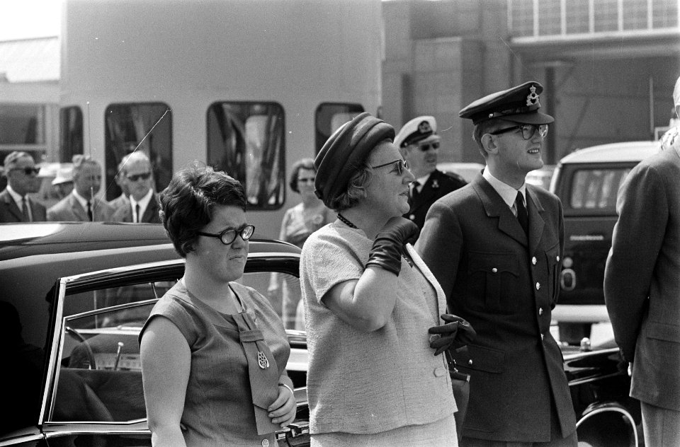 Prinses Beatrix en prins Claus naar de West, prinses Christina , koningin Julian, Bestanddeelnr 919-3139