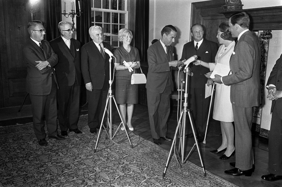 Prinses Beatrix en prins Claus met vertegenwoordigers van de verschillende veren, Bestanddeelnr 920-4795