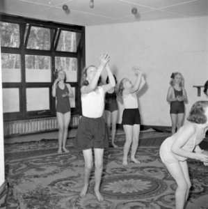 Prinses Beatrix met andere leerlingen tijdens de gymnastiekles, Bestanddeelnr 255-7395