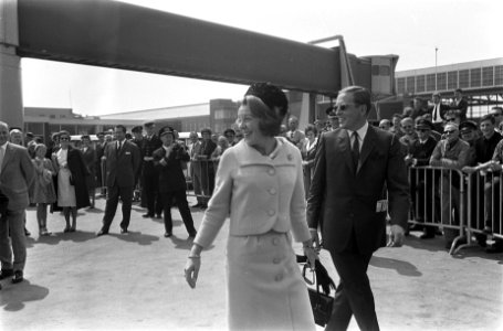 Prinses Beatrix en prins Claus naar de West, prinses Beatrix en prins Claus kijk, Bestanddeelnr 919-3137