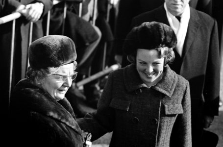 Prinses Beatrix naar Curacao, koningin Juliana deed Prinses Beatrix uitgeleide, Bestanddeelnr 917-4507
