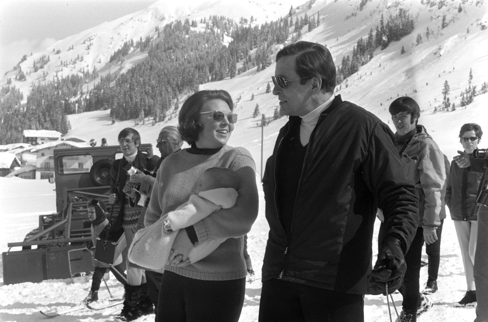 Prinses Beatrix en prins Claus met de drie kinderen op wintersport in Lech (Oost, Bestanddeelnr 923-3420
