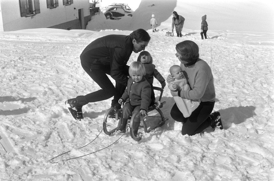 Prinses Beatrix en prins Claus met de drie kinderen op wintersport in Lech (Oost, Bestanddeelnr 923-3414
