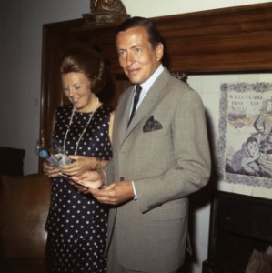 Prinses Beatrix en Prins Claus ontvangen 2 Surinaamse kinderen op Drakensteijn i, Bestanddeelnr 254-8563