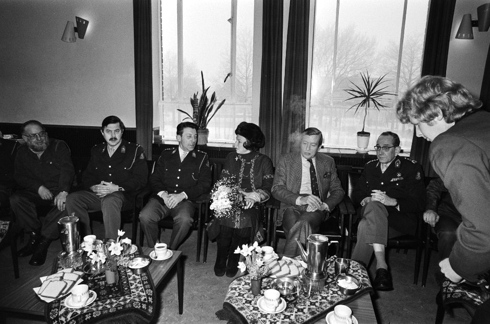 Prinses Beatrix en Prins Claus spreken met militairen, Bestanddeelnr 930-1321